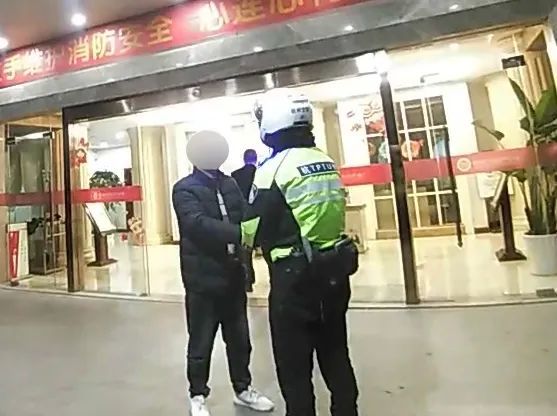 杭州街头突发，驾驶员突然停车，向交警大喊：我老婆羊水破了！