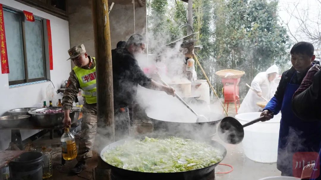 直击宜宾筠连山体滑坡后首日救援，这些瞬间让人感动！