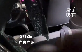 车窗被砸，车主却很开心：损失自己承担...