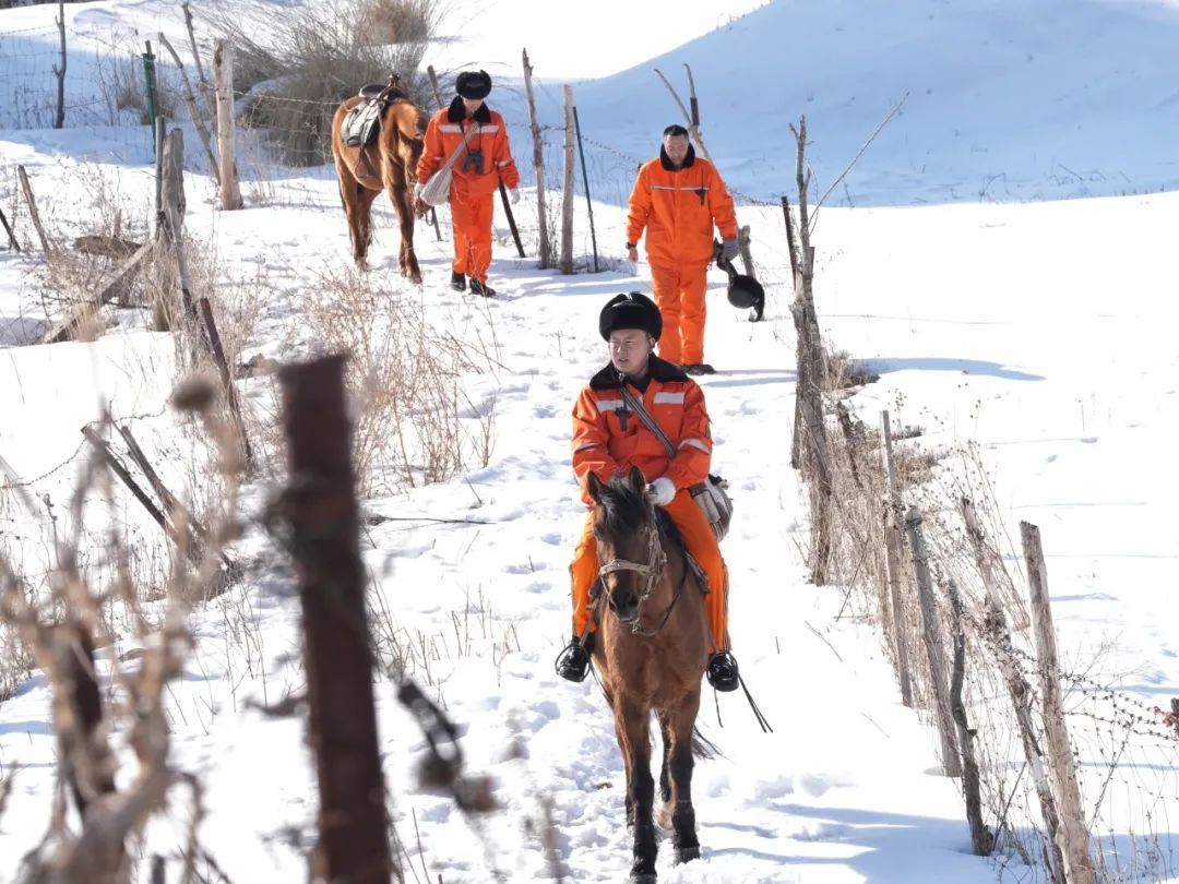 “00后”小伙儿骑马上雪山？还有这个铁路工种？