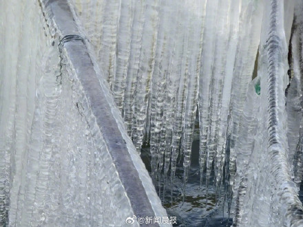上海淀山湖畔现冰凌奇观