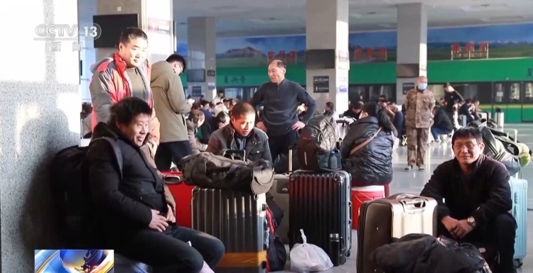 大件行李成“危险物品”?春运火车站扶梯是摔倒重灾区 大件行李成“危险物品”?春运火车站扶梯是摔倒重灾区