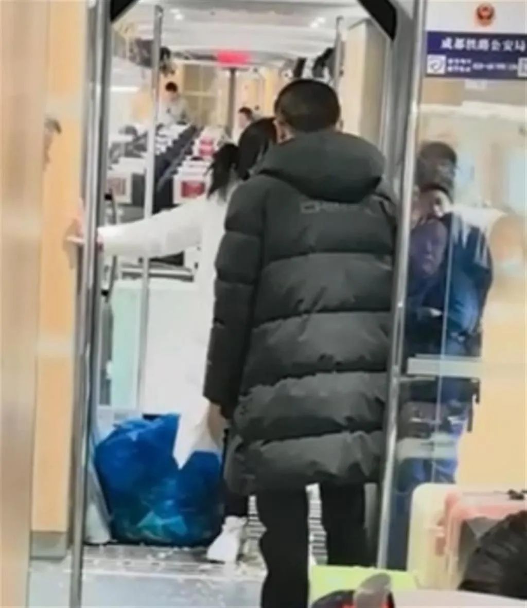 过期四年的方便面在高铁售卖?!一保洁被停职! 过期四年的方便面在高铁售卖?!一保洁被停职!