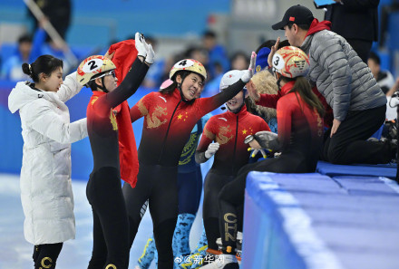 好样的姑娘们！夺冠后短道速滑姑娘们手持国旗绕场