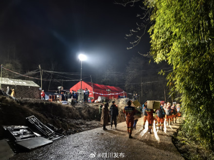 四川筠连山体滑坡搜救工作仍在有序进行 四川筠连山体滑坡搜救工作仍在有序进行