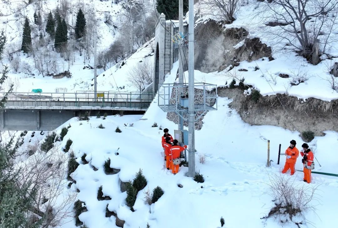 “00后”小伙儿骑马上雪山？还有这个铁路工种？