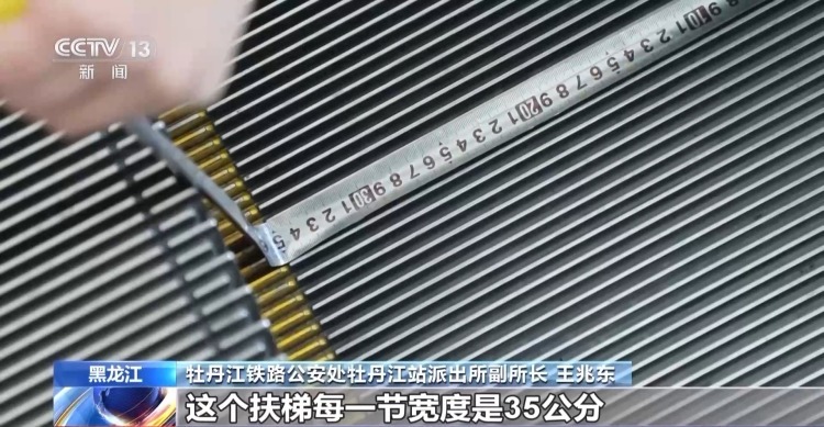 大件行李成“危险物品”?春运火车站扶梯是摔倒重灾区 大件行李成“危险物品”?春运火车站扶梯是摔倒重灾区