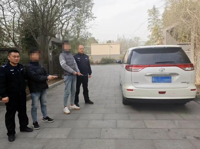 两男子因“当街乱拉”被抓!图片曝光 两男子因“当街乱拉”被抓!图片曝光