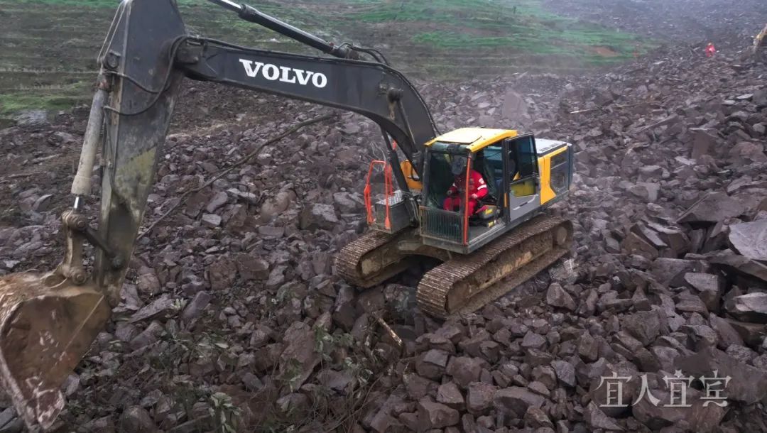现场直击!宜宾筠连山体滑坡36小时生命救援 现场直击!宜宾筠连山体滑坡36小时生命救援