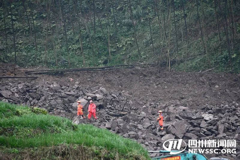 直击筠连“2·8”山体滑坡救援现场！挖掘机呈梯形布局 爬台阶搜救