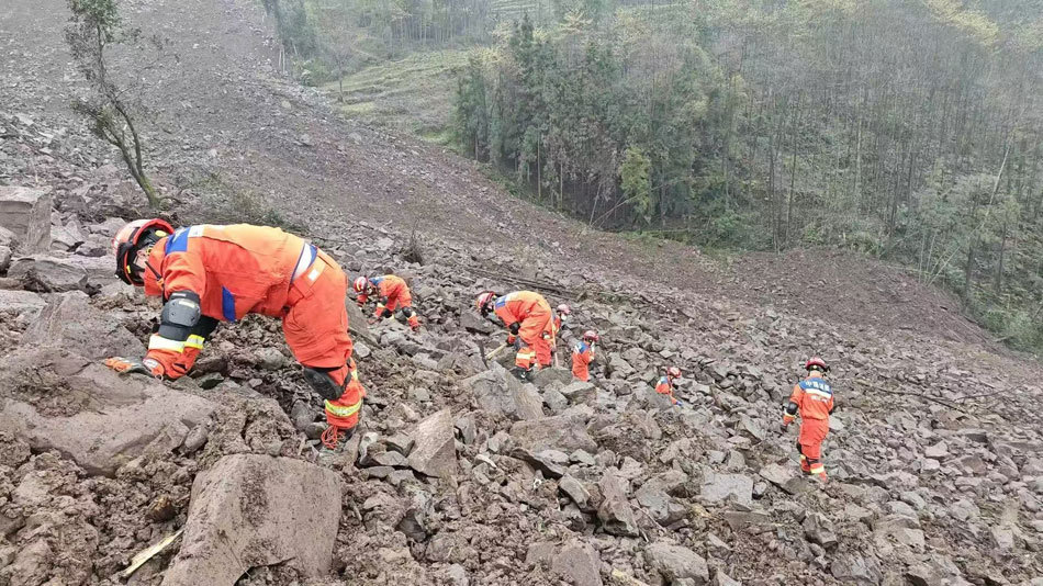 筠连山体滑坡后，一场牵动乡邻的接力救援