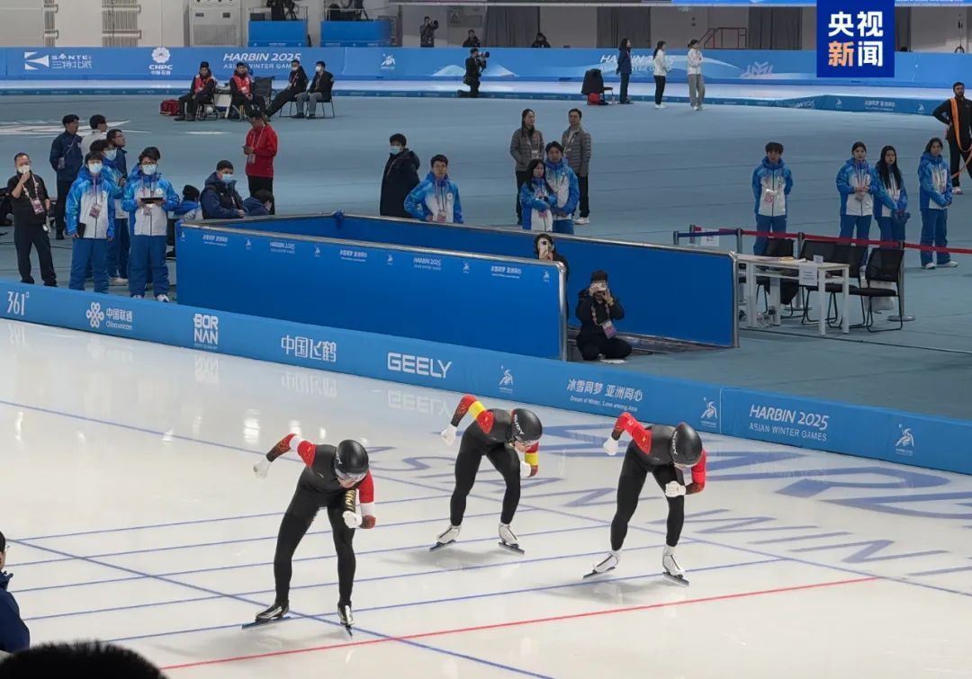 三赛三金,赛后他被拍到在场边...... 三赛三金,赛后他被拍到在场边......