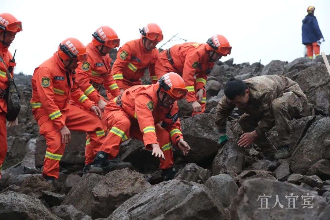 现场直击!宜宾筠连山体滑坡36小时生命救援 现场直击!宜宾筠连山体滑坡36小时生命救援