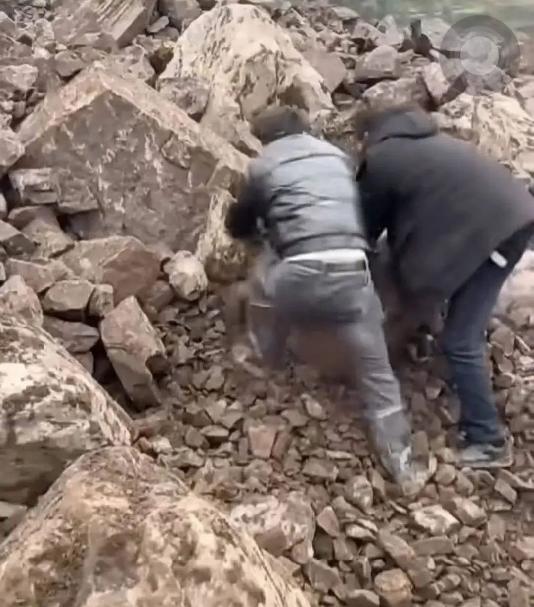 现场直击!宜宾筠连山体滑坡36小时生命救援 现场直击!宜宾筠连山体滑坡36小时生命救援