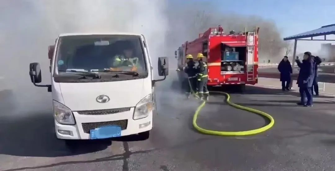 高速货车起火，没想到民警钻进驾驶室……