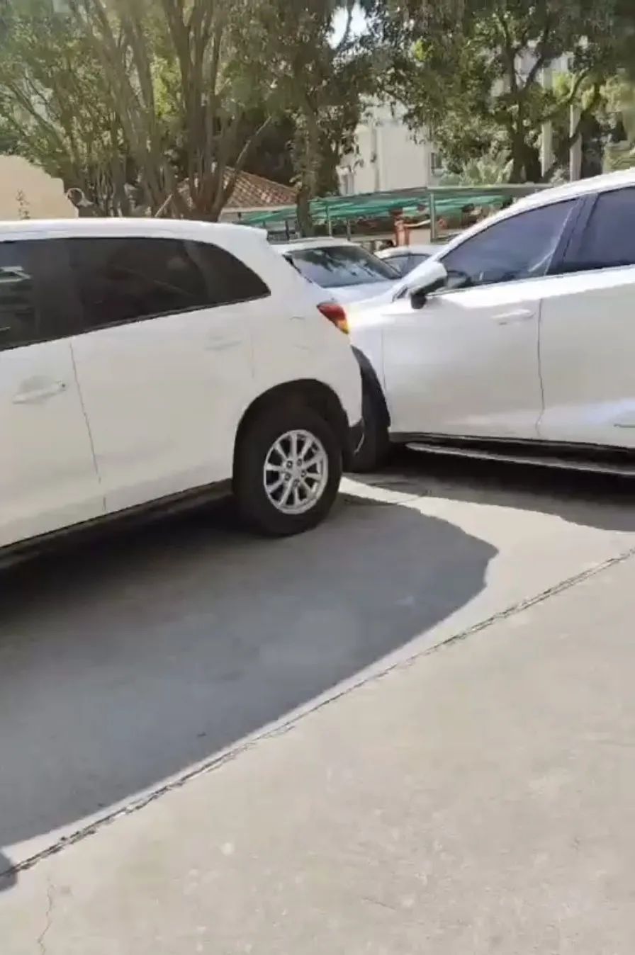 广州一小区被两车故意堵门，此前曾有车被丢鸡蛋，原因竟是……