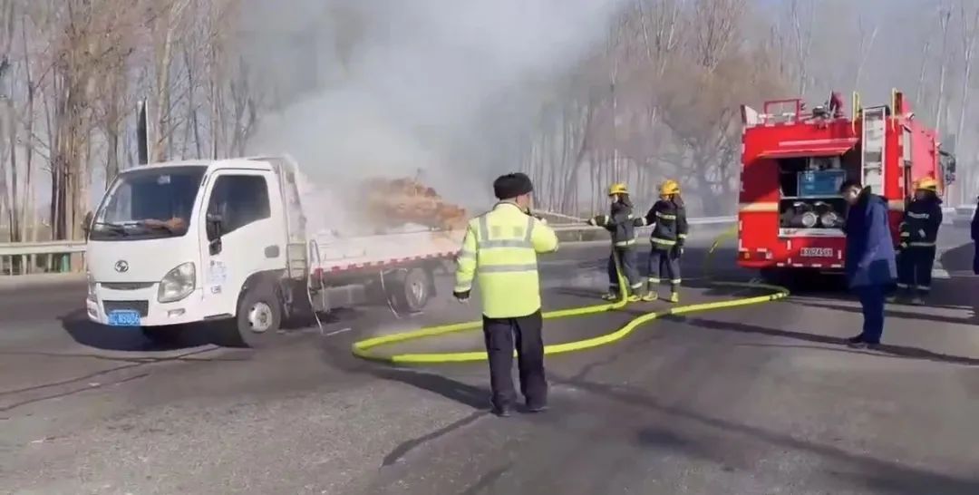 高速货车起火，没想到民警钻进驾驶室……