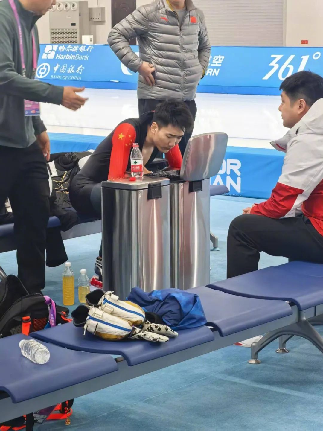 三赛三金,赛后他被拍到在场边...... 三赛三金,赛后他被拍到在场边......