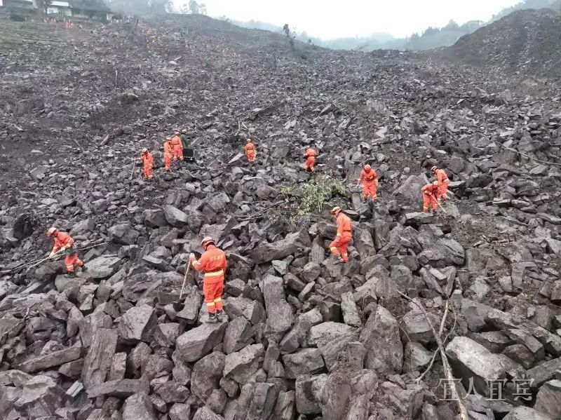 现场直击!宜宾筠连山体滑坡36小时生命救援 现场直击!宜宾筠连山体滑坡36小时生命救援