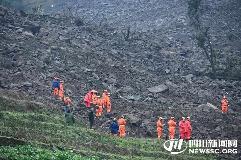 直击筠连“2·8”山体滑坡救援现场！挖掘机呈梯形布局 爬台阶搜救