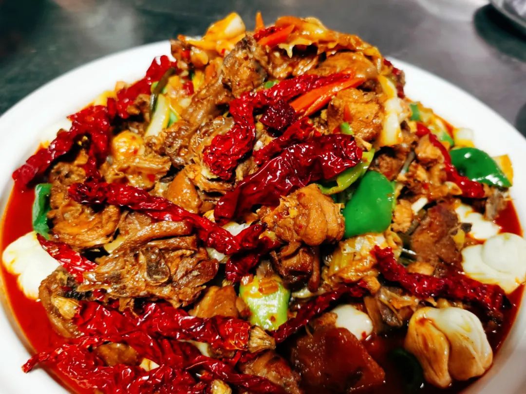 新疆大盘鸡的故事,要从40多年前说起…… 新疆大盘鸡的故事,要从40多年前说起……