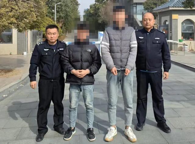 两男子因“当街乱拉”被抓!图片曝光 两男子因“当街乱拉”被抓!图片曝光