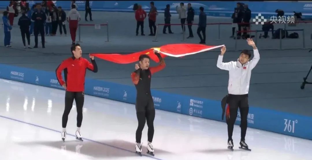 三赛三金,赛后他被拍到在场边...... 三赛三金,赛后他被拍到在场边......