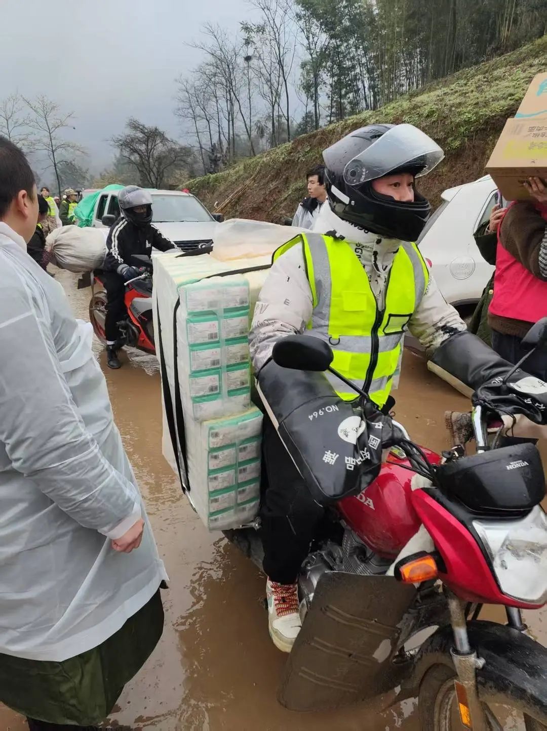 “再冷也要上！”筠连摩托运输队：明知山有险，偏向险中行