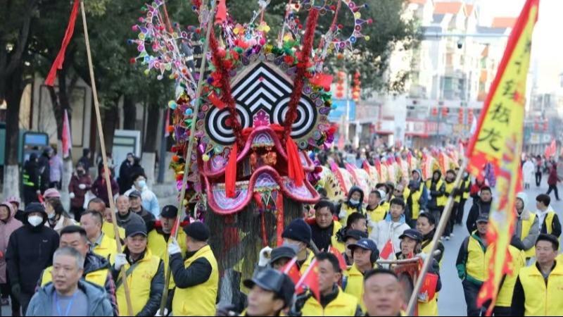江西九江：民俗踩街闹新春 传承弘扬长江文化