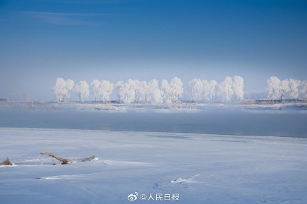 松花江畔雾凇美成了冰雪世界