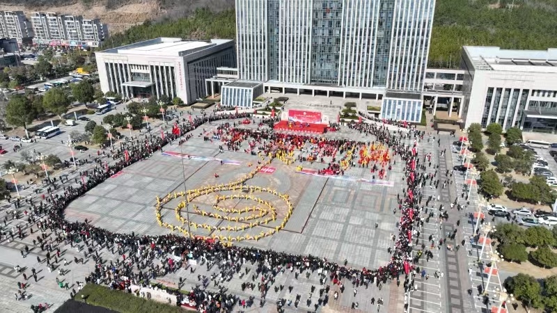 江西九江：民俗踩街闹新春 传承弘扬长江文化