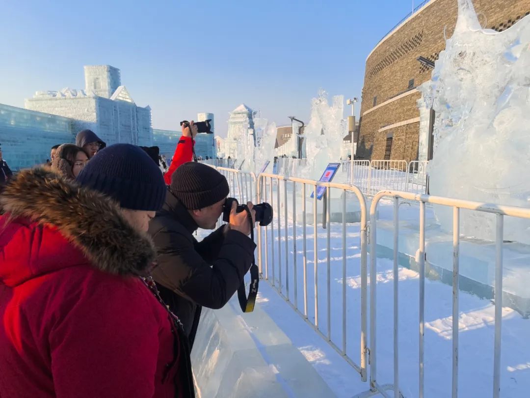 国内外媒体打卡冰雪大世界：“仿佛置身冰雪童话王国”