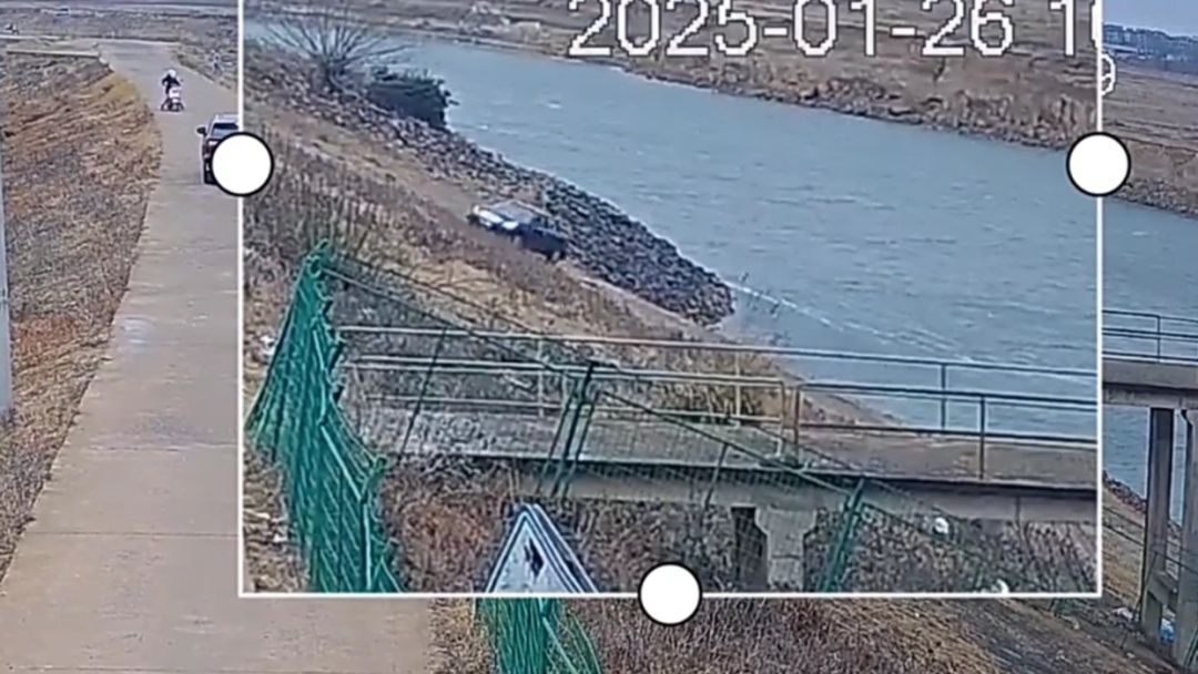 汽车冲入江里!他们跃入江中救人 汽车冲入江里!他们跃入江中救人