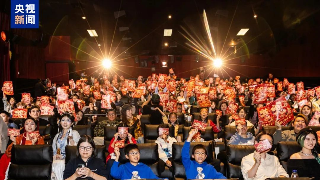 《哪吒2》海外首映后出现这一幕—— 《哪吒2》海外首映后出现这一幕——