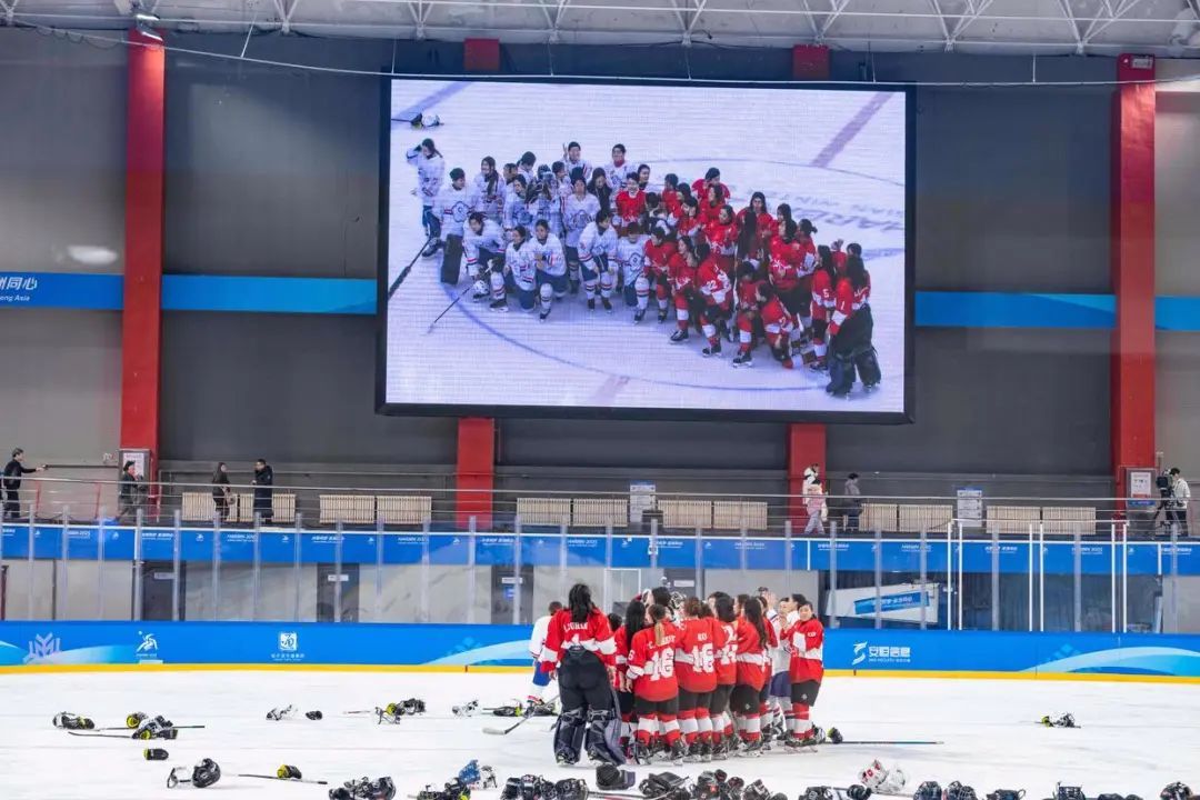 “中国香港队，加油”，响彻全场！