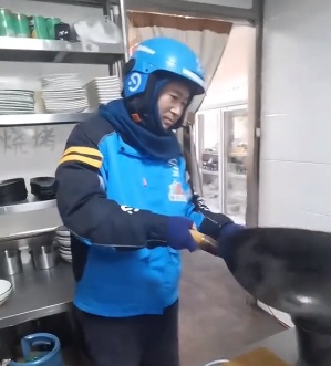 见餐馆老板一人忙不过来,外卖小哥直接开火颠勺…… 见餐馆老板一人忙不过来,外卖小哥直接开火颠勺……