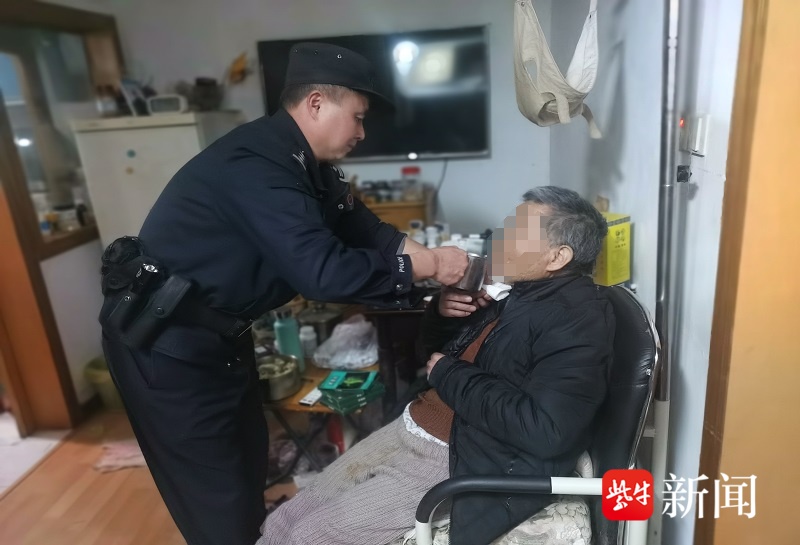 民警秒变“暖心大厨”，救助独居摔倒老人