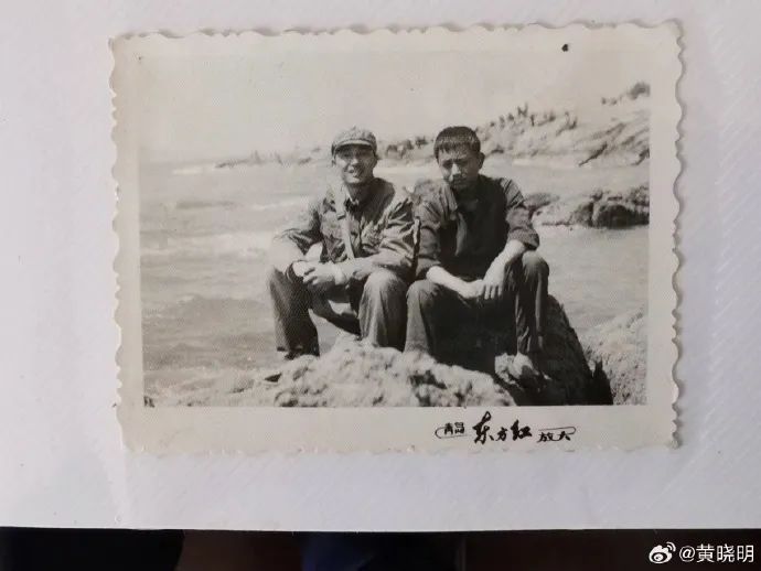 圆52年前的梦!黄晓明父亲重返当年参军的地方,公布旧照:感动无以言表 圆52年前的梦!黄晓明父亲重返当年参军的地方,公布旧照:感动无以言表