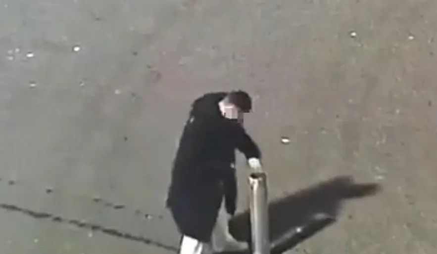 男子酒后点烟花被炸身亡，疑失误点错引线所致！警方介入