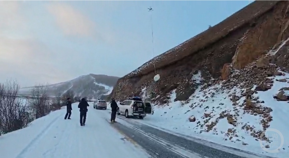 女游客被困悬崖,男子参与救援时“炸机”,当地文旅:报销 女游客被困悬崖,男子参与救援时“炸机”,当地文旅:报销