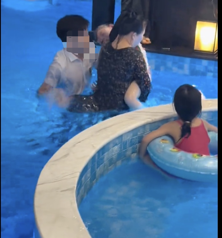 这位“面膜旗袍女侠”,火了! 这位“面膜旗袍女侠”,火了!