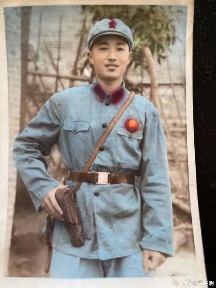 圆52年前的梦!黄晓明父亲重返当年参军的地方,公布旧照:感动无以言表 圆52年前的梦!黄晓明父亲重返当年参军的地方,公布旧照:感动无以言表