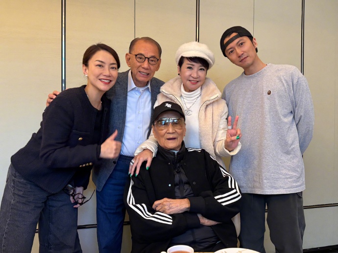 霍汶希晒与谢霆锋一家合影，88岁谢贤及狄波拉罕见亮相