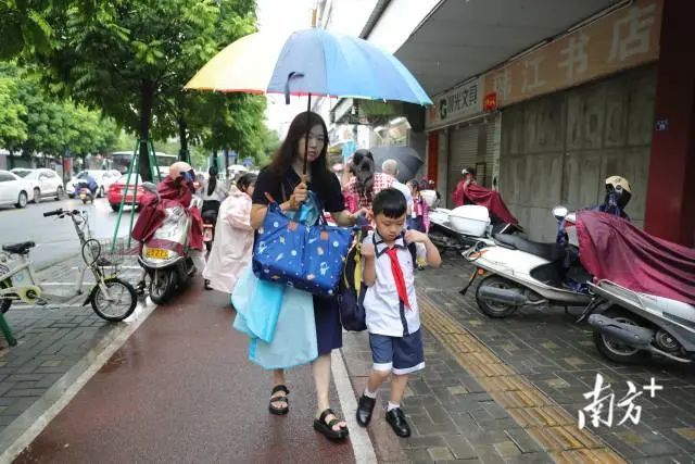 珠海台风暴雨停课机制有变化：学校不得强制要求家长到校接回学生