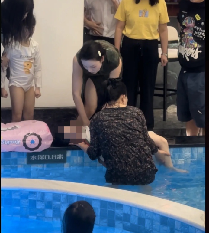 这位“面膜旗袍女侠”,火了! 这位“面膜旗袍女侠”,火了!