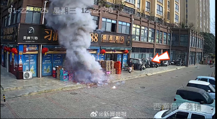 男子楼上扔烟头 引爆楼下炮摊 男子楼上扔烟头 引爆楼下炮摊