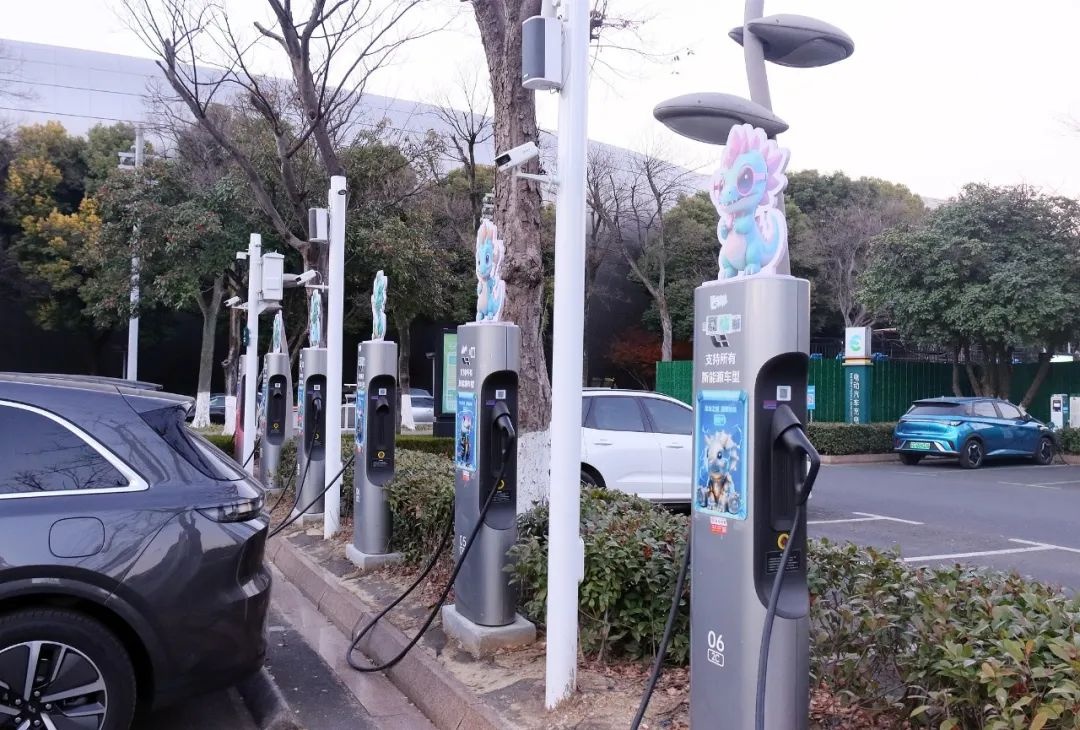 擅拔他人充电枪赔了3万?律师:这么做或触犯刑法! 擅拔他人充电枪赔了3万?律师:这么做或触犯刑法!