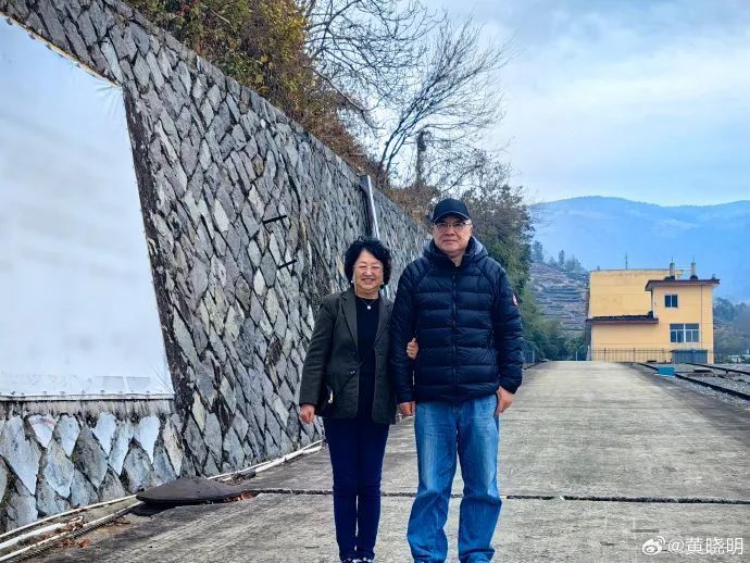 圆52年前的梦!黄晓明父亲重返当年参军的地方,公布旧照:感动无以言表 圆52年前的梦!黄晓明父亲重返当年参军的地方,公布旧照:感动无以言表