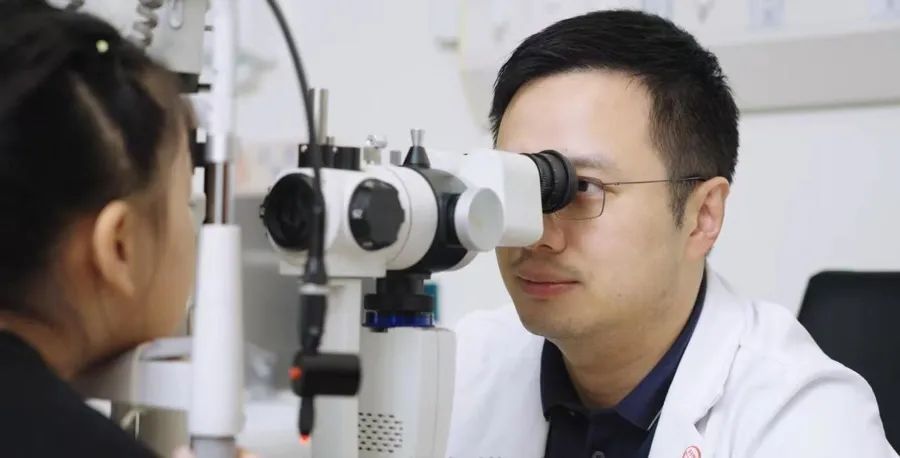 开学前家长慌了：11岁娃飙升100度！上海有医院一天最多开出700支