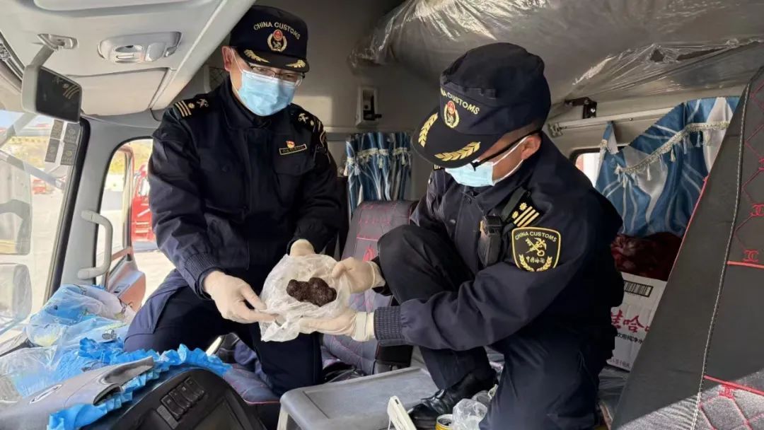 方向盘中藏“卡苦”，货车误入歧途